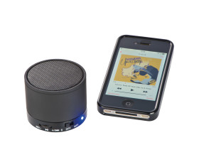 Altoparlanti bluetooth con connettore USB per la ricarica.